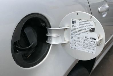 Skoda Superb 3U Tankdeckel Deckel Tank Tankverschluß silber LF7T