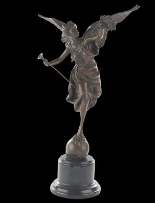 Bronzeskulptur Siegesgöttin Nike (Victoria) auf Weltkugel mit Marmorsockel, H 40,2 cm
