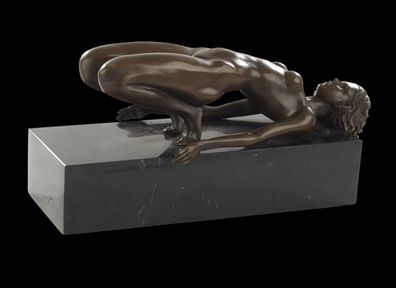 Bronzeskulptur junge Frau liegend - Frauenakt auf schwarzem Marmorsockel, L 25,4 cm