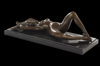 Bronzeskulptur junge Frau liegend - Frauenakt auf schwarzem Marmorsockel, L 29,3 cm