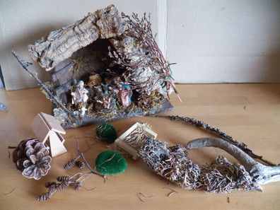 Weihnachtskrippe aus Holz mit 6 Figuren aus Plastik / ca. 21 cm hoch