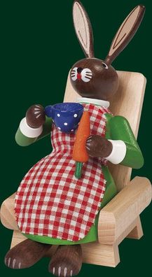 Osterdekoration Häsin im Sessel rauchend Höhe= 14cm NEU Osterdeko Osterhasenfigur