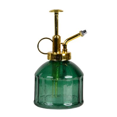 Pflanzen Sprüher aus grünem Glas mit goldenem Zerstäuber. Feiner Sprühnebel