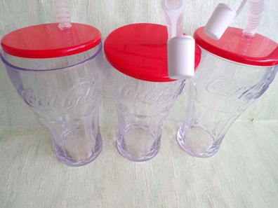 3 ältere Coca Cola Kunstoff Relief Gläser mit rotem Deckel Strohhalm ca 400ml