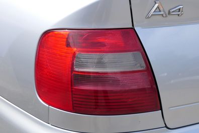 Audi A4 B5 Limousine hinten links Rückleuchte original Lampenträger