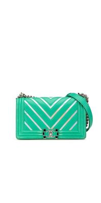 CHANEL Boy Flap Bag Chevron Lammleder mit holografischem PVC