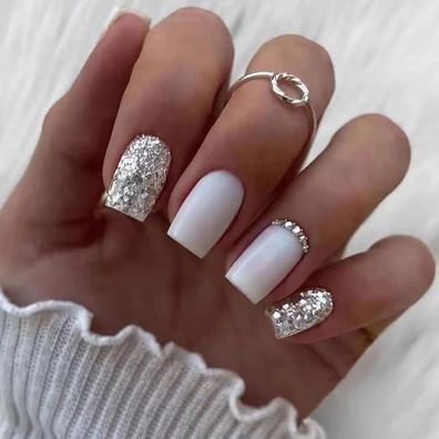 24 Stück Weiße Eckige Künstliche Nägel Kurz Glitzer French Style