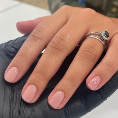 MouYouGlow Press on Nails Kurz Squoval Rosa Beige Natürliche Kunstnägel mit