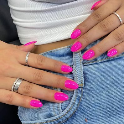 KQueenest Heiß Rosa Press On Nails Kurz, Runde Acryl Fake Nails zum Aufkleben