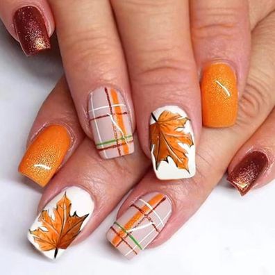 24 Stk. Kurz Eckige Press on Nails French Orange mit Ahornblatt Design für Damen