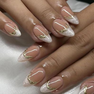 Justotry 24 Stk. Kurz Weiß French Nägel mit Gold Swirl Eckig 3D Metallic Muster