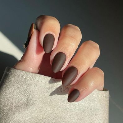 KQueenest Matt Braun Press On Nails Kurz Rund - 24 Stück Acryl Fake Nails für