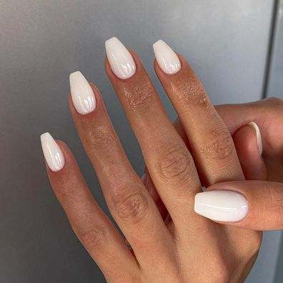 KQueenest Weiß Press On Nails Mandel Kurz Ballerina, 24 Stück Jelly-Gel Sarg