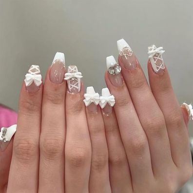 Nymora 24 Stück weiße Fake Nails mit 3D Schleifen Charms - Quadratische