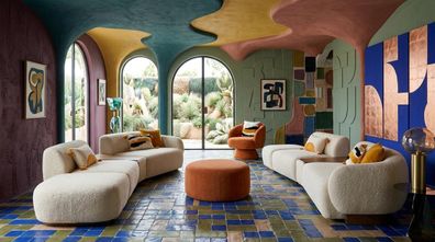 Luxuriöses Wohnzimmer-Set mit Sofas, Sessel und einem Hocker im modernen Stil