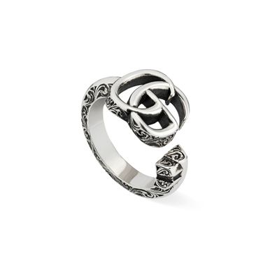 Gucci - YBC627760001 - GG Marmont Ring aus gealtertem Sterlingsilber mit Doppel-G-Det