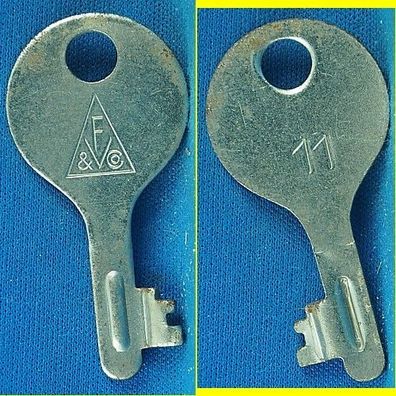 alter Flachschlüssel für Spardose / Sparschwein ca. 43 mm Schliessung 11