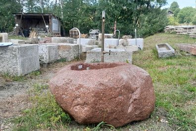 Findlingsbrunnen aus Granit, Granitbrunnen mit Messingeinlauf, Granitbrunnen, Brunnen