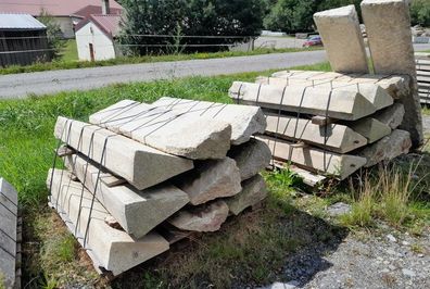 Antike Granitstufen, alte Treppenstufen aus Granit, alte Granittreppe, Granitstufen