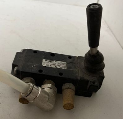 Parker 5203.31000 Pneumatic Lever Valve 5/2 1/4" Manual Air Directional, Used