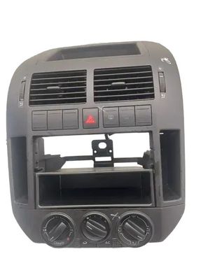 VW Polo 9N3, Mittelkonsole ohne Radio, leichte Farbabplatzer