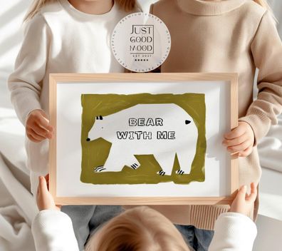 Poster Kinderzimmer Bär · Bear With Me Wortspiel · Lustiges Tierposter mit Sp