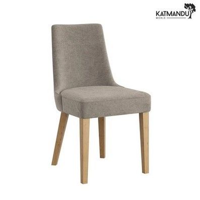 Carini Esszimmerstuhl mit Rebel Bezug in dunklen Beige und Holzbeinen