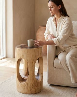 Beistelltisch THA CHANG - Suar-Holz, zylindrisch, ovale Öffnungen, 51 cm Couchtisch