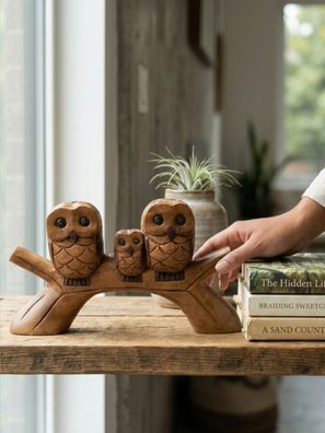 Holz Eulenfamilie auf Ast - handbemalte Suar-Schnitzerei, Thailand Eulen Familie Deko