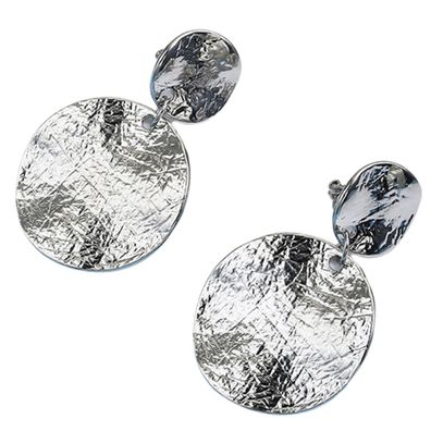 Schmuck, Ohrringe, ein auffälliger runder Ohrclip im Retro-Stil