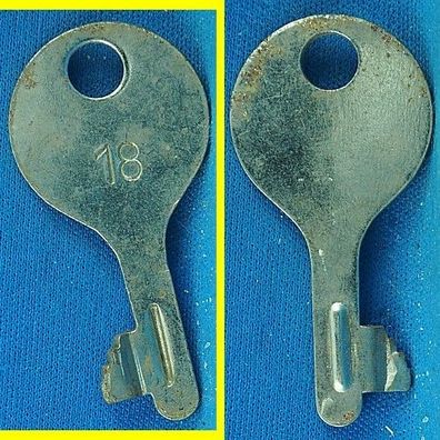 alter Flachschlüssel für Spardose / Sparschwein ca. 43 mm Schliessung 18
