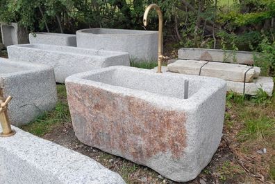 Brunnentrog mit Messingeinlauf, Granitbrunnen, Gartenbrunnen aus Granit