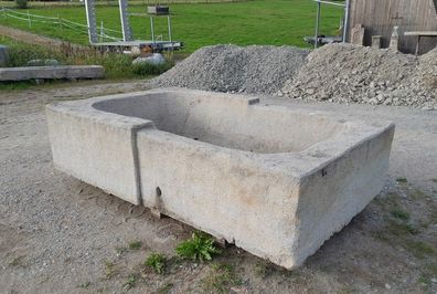 Altes Sandsteinbecken, Sandsteinbrunnen, Badewanne aus Sandstein, Natursteinbrunnen