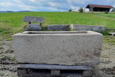 Antiker Granitbrunnen, alter Granitwassergrand, Steinbrunnen, Natursteinbrunnen