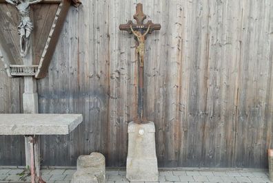 Antikes Gusseisenkreuz mit Granitsockel, Marterl, altes Metallkreuz mit Granitsockel