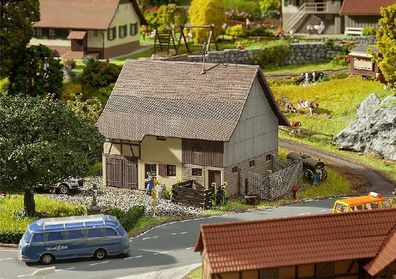Faller 130557 Scheune mit Hocheinfahrt Spur H0
