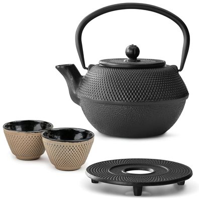 Bredemeijer Teekannen Set 1,1 L Gusseisen schwarz 2 Teebecher sand Untersetzer