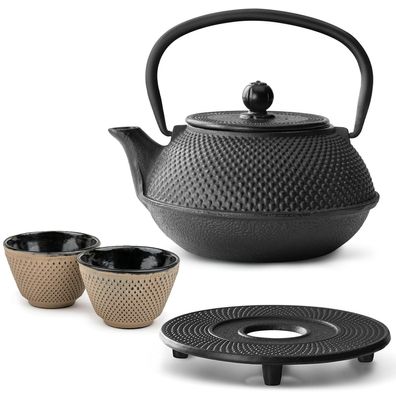 Bredemeijer Teekannen Set 0,8 L Gusseisen schwarz 2 Teebecher sand Untersetzer