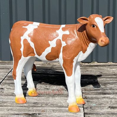 Kalb braun weiß Bauernhoftierfigur lebensecht Figur Statue Außendekoration Kuh Deko
