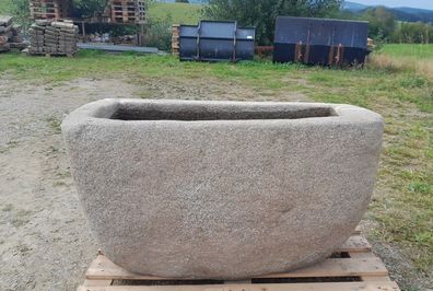 Antiker Granitbrunnen, alter Granitwassergrand, Natursteinbrunnen aus Granit