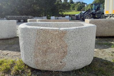 Steinbrunnen, Gartenbrunnen aus Granit, Granitbrunnen, Brunnentrog, Steintrog