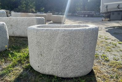 Halbrunder Granittrog, Granitbrunnen, Steinbrunnen, Brunnen für Garten, Brunnentrog