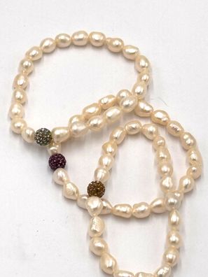 Süßwasserperlen Armband mit einer farbigen Glitzer Perle und Gummizug