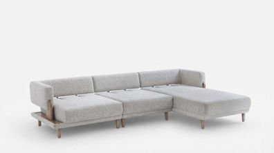 Beiges Ecksofa mit Holzsockel und niedrigem Rücken (BD)