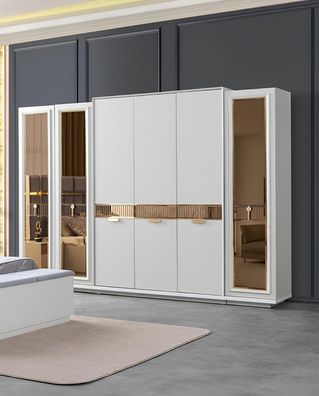 Schöner Kleiderschrank mit glänzenden Spiegeln und modernen Akzenten