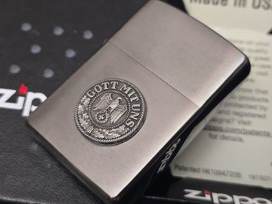 Zippo GOTT MIT UNS (Custom PIN Style) Adler, EK, Emblem, Rund, Chrom gebürstet #076