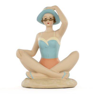 Moritz Badenixe Figur sitzend mit Hut 19 cm Polyresin handbemalt hellblau Dekofigur