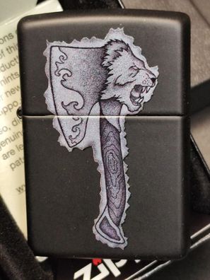Zippo LION AXE Design, Farbzippo Schwarz, Motivdruck, Lighter, Löwen Axt