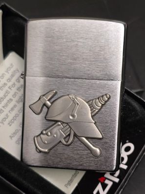 Zippo Feuerwehr Helm Strahl Axt -DDR Stil- (Custom PIN Style) CG #330