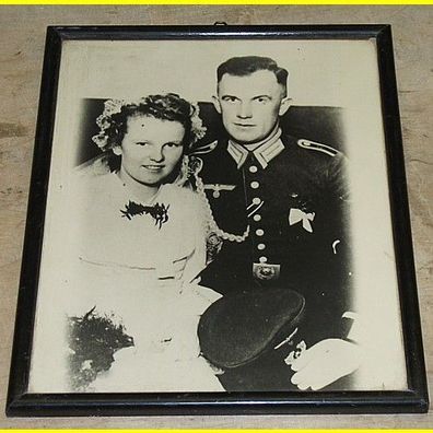 gerahmtes Hochzeitsfoto mit einem unbekannten Soldaten ca. 31,5 x 25,5 cm